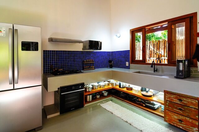 Cozinha vista de outro ângulo, com fogão e bancada de apoio
