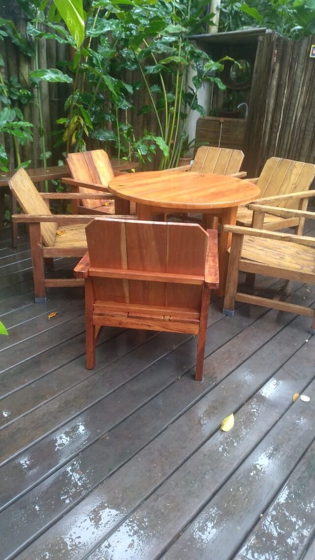 Mesa posta na varanda, sob cobertura de madeira